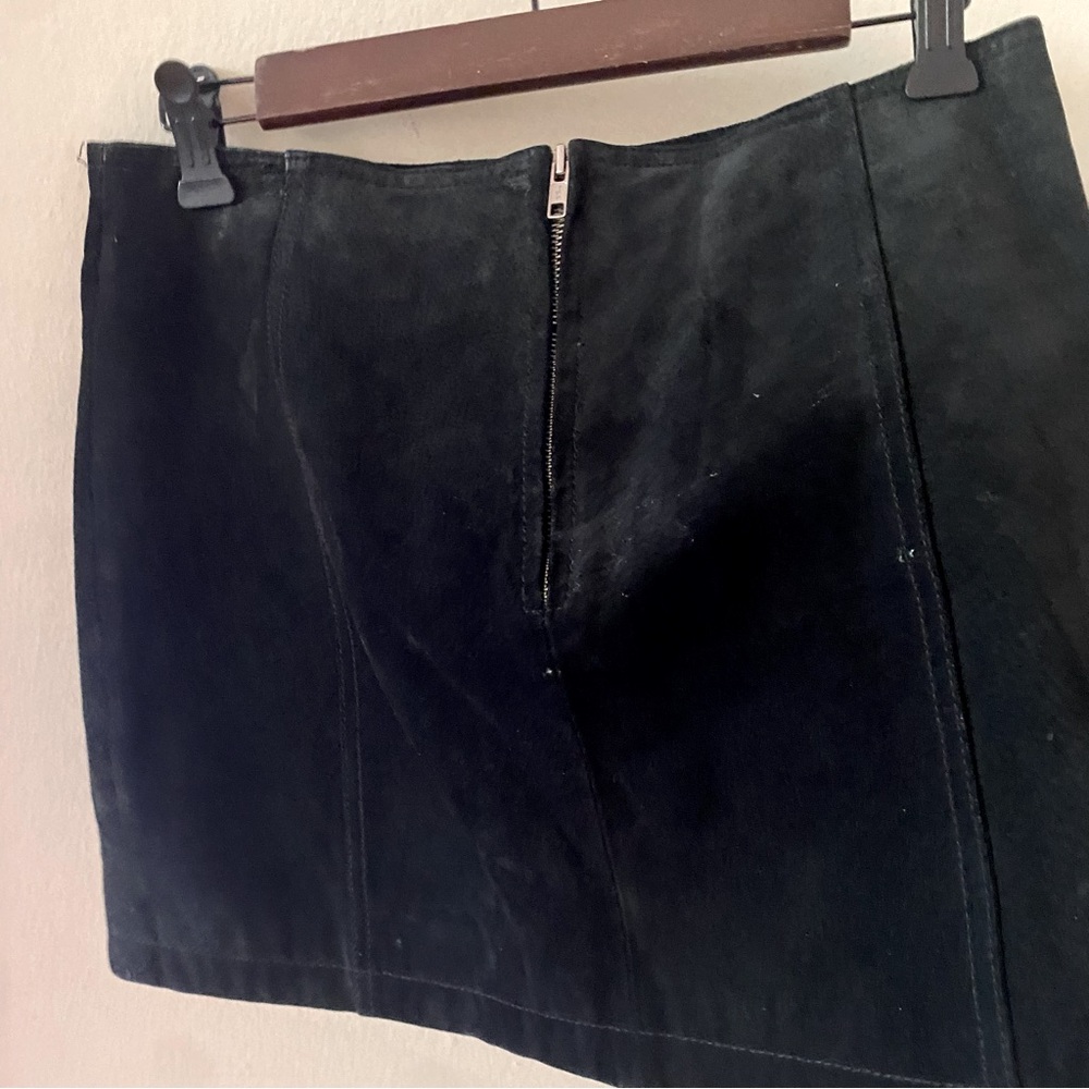 Wilson’s Leather Black Suede Mini Skirt with Decorative Chains - Picture 3 of 6